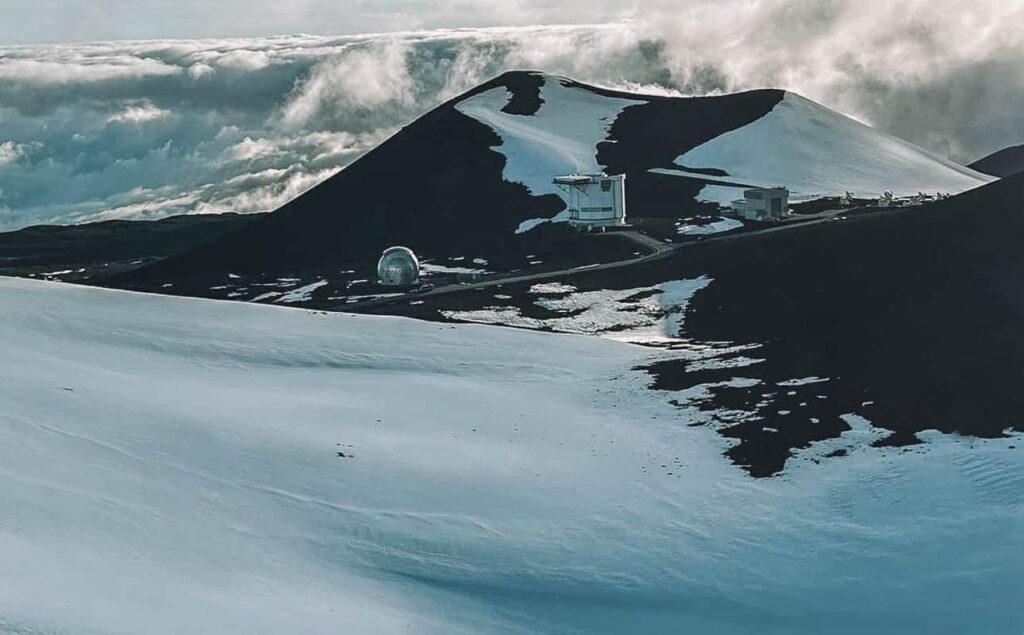 Does it snow in Hawaii? See the snow at the summit of Mauna Kea in April 2023