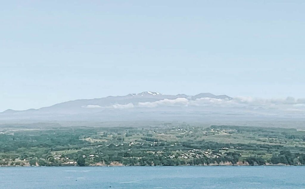 Does it snow in Hawaii? See the snow on Mauna Kea and the contrast with the beautiful blue waters