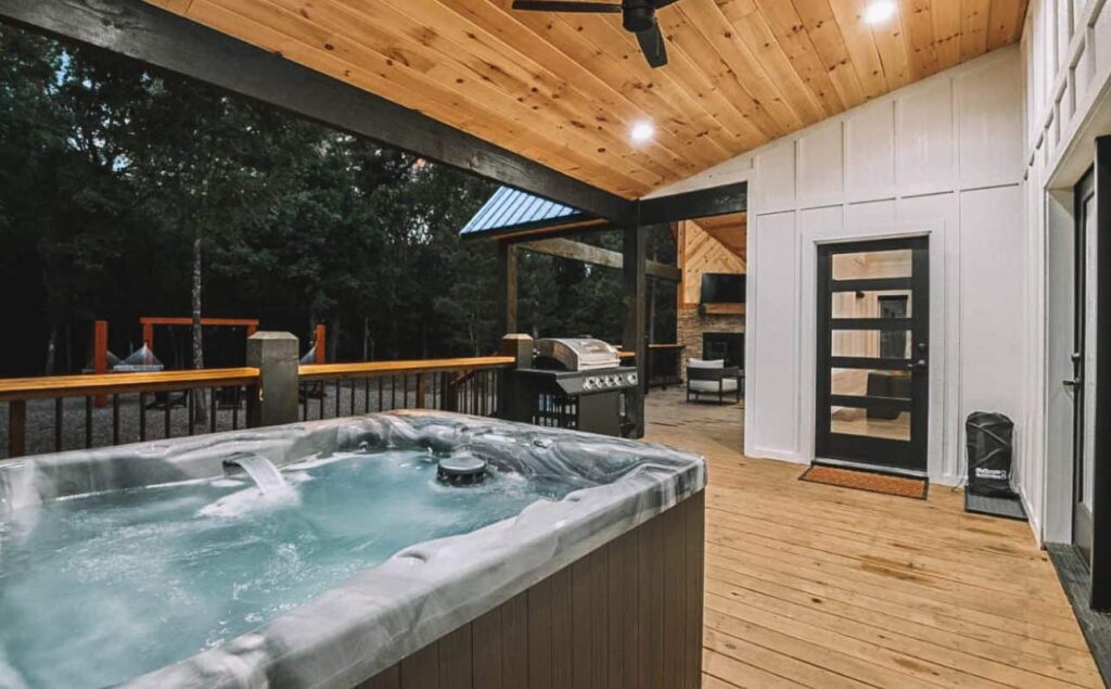 The honeypot Cabin in Oklahoma for a romantic getaway with a hot tub