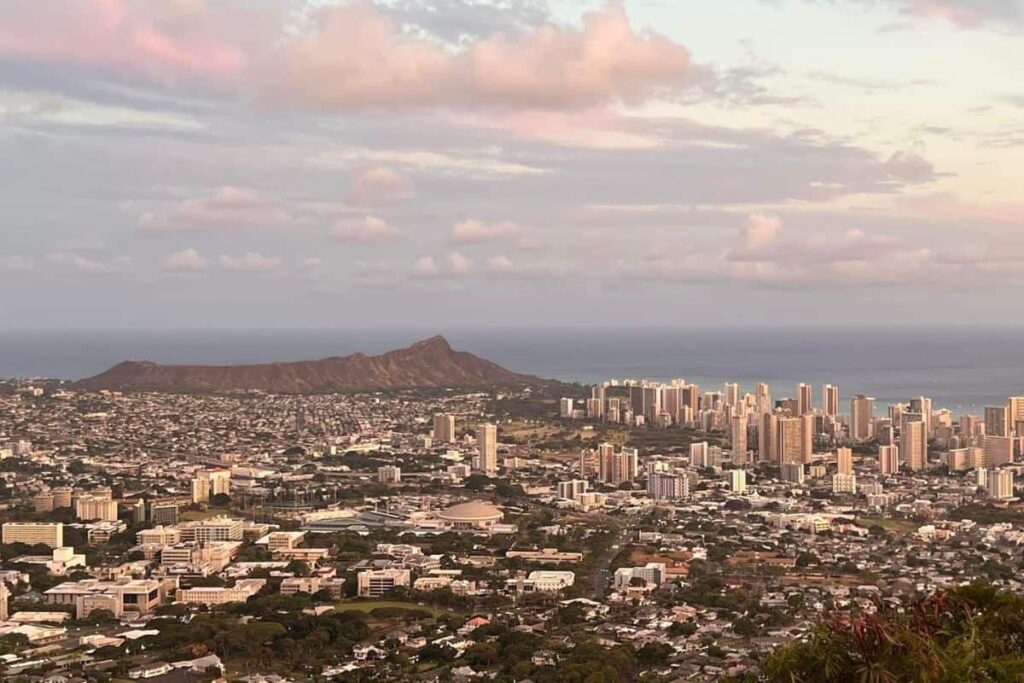 Sunset view over Diamond Head from tantalus Lookout in Oahu