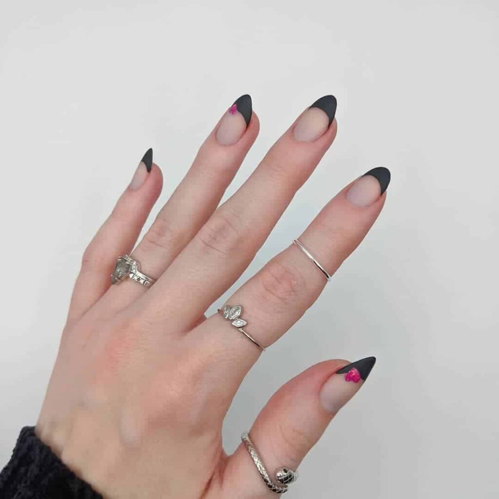 Black Valentine's Day nails by @torimnails