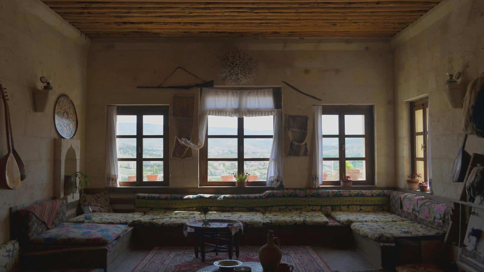 large windows apartment pexels-nursel-kaya-8192754