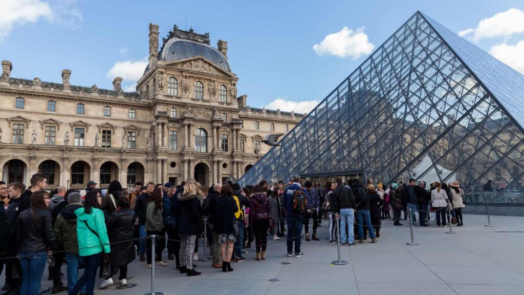 long line at the Louvre