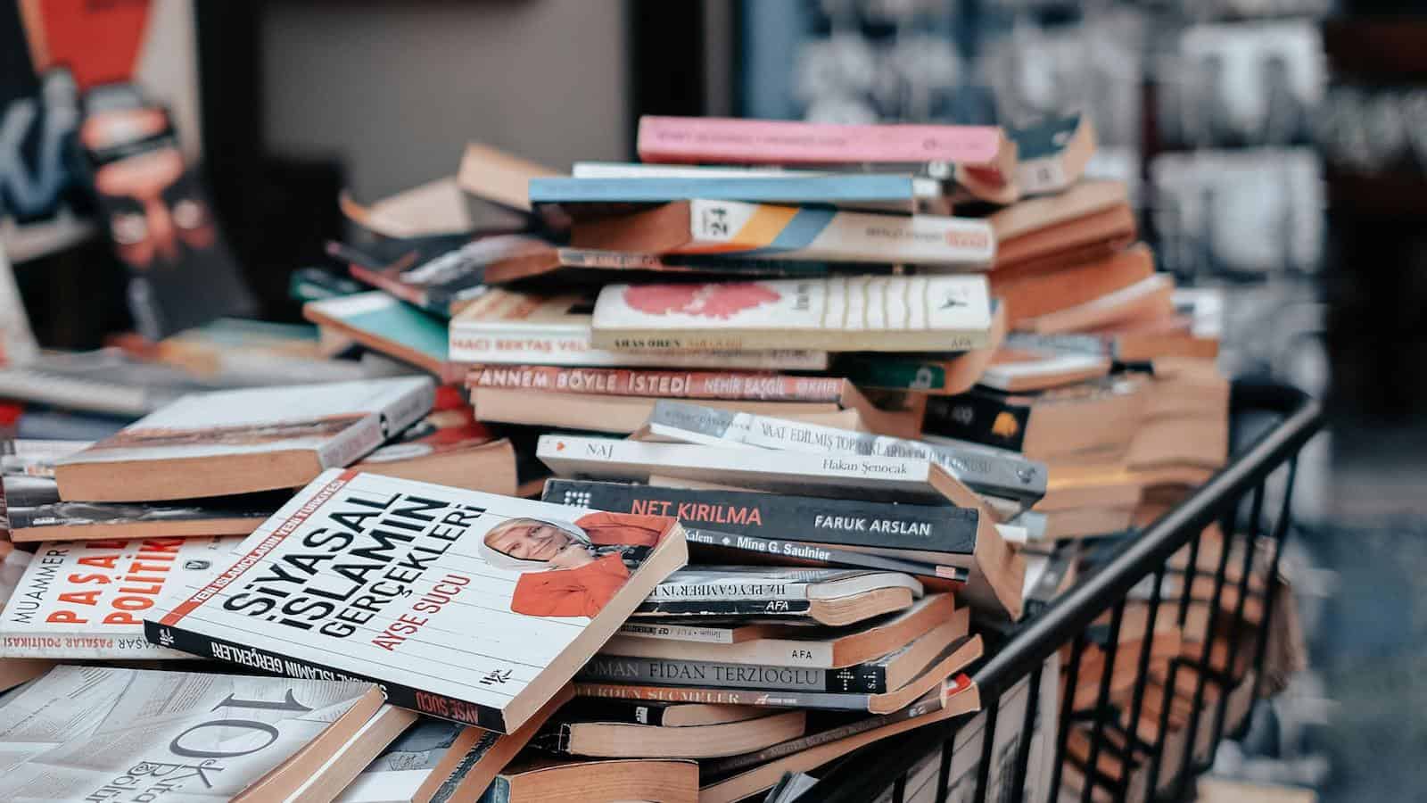 thrifting books charity shop pexels-ahmed-ツ-13159182