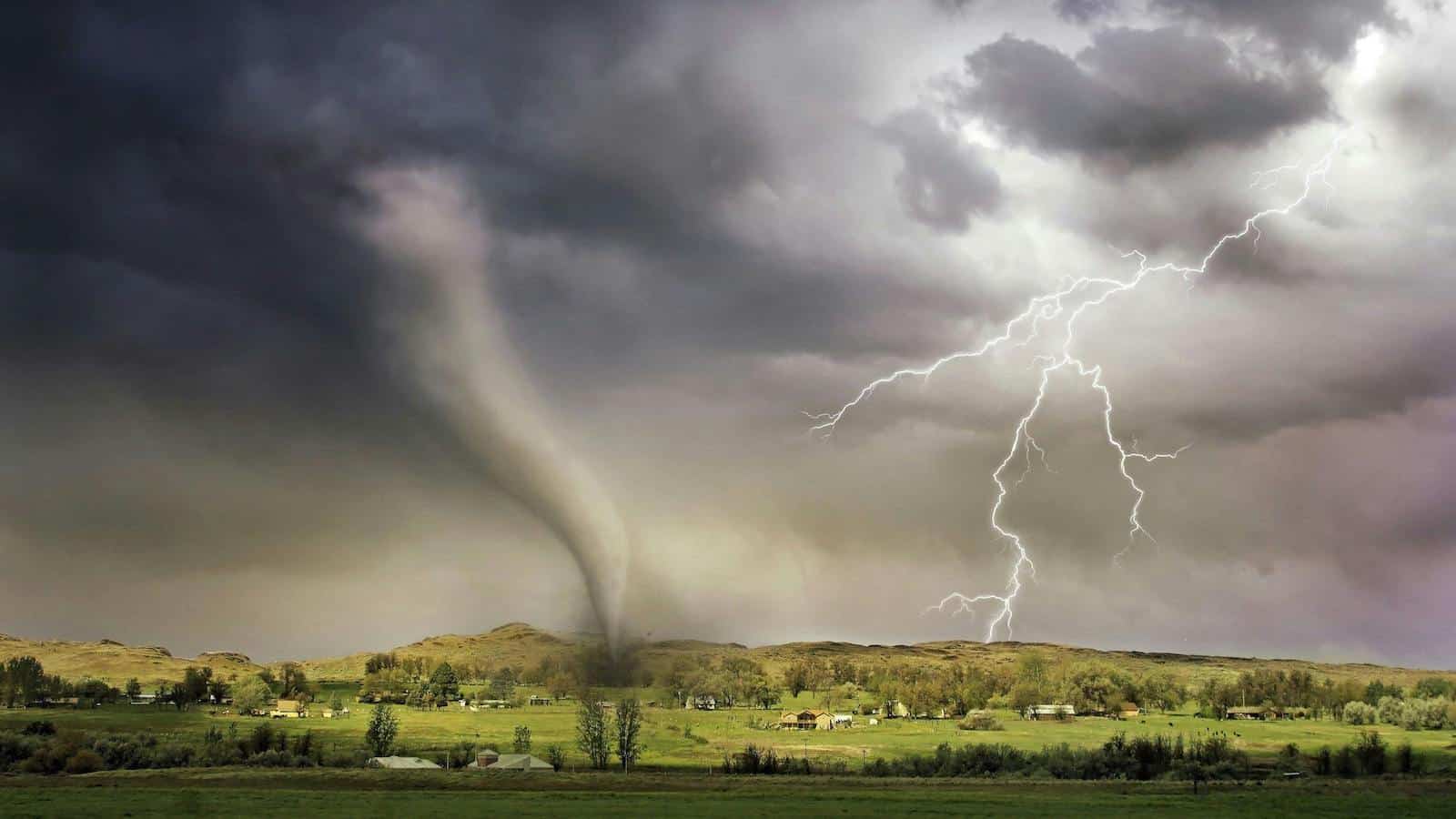 tornado pexels-ralph-w-lambrecht-1446076