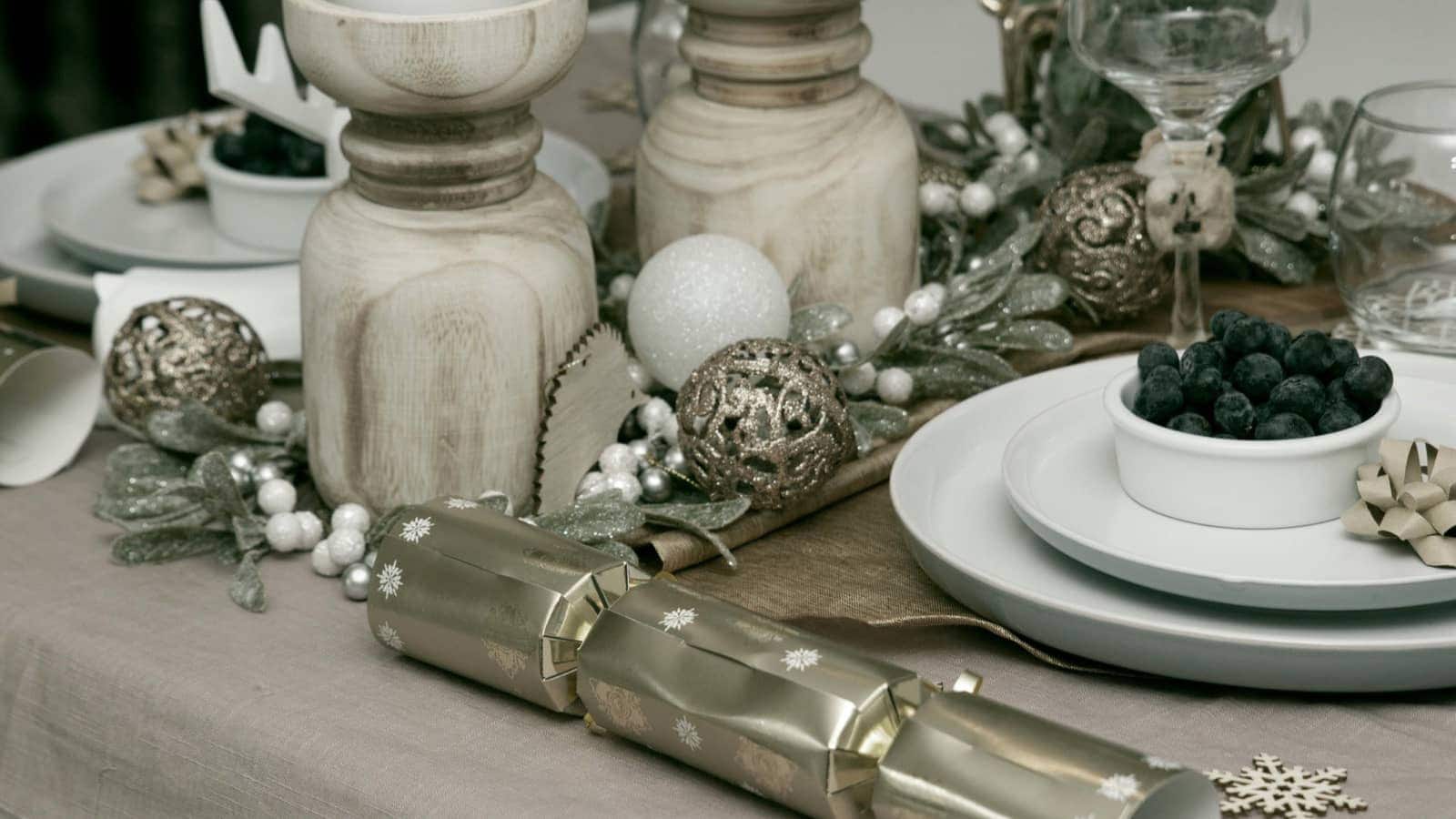 Christmas crackers pexels-laarkstudio-9523622resized