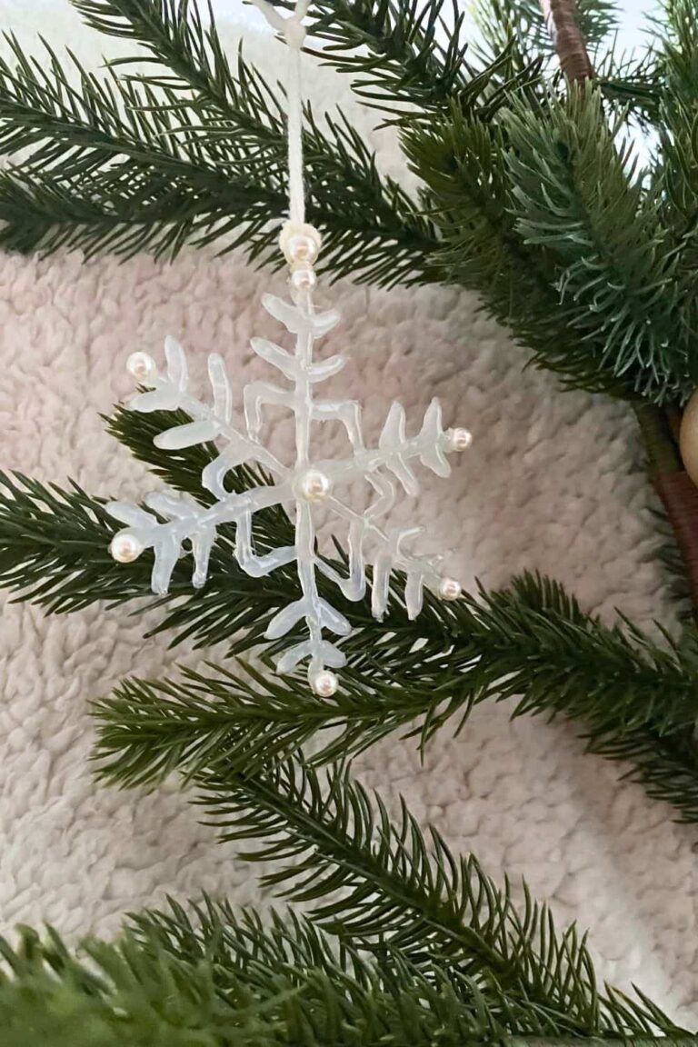 Hot Glue Snowflakes DIYs For Your Christmas Decor