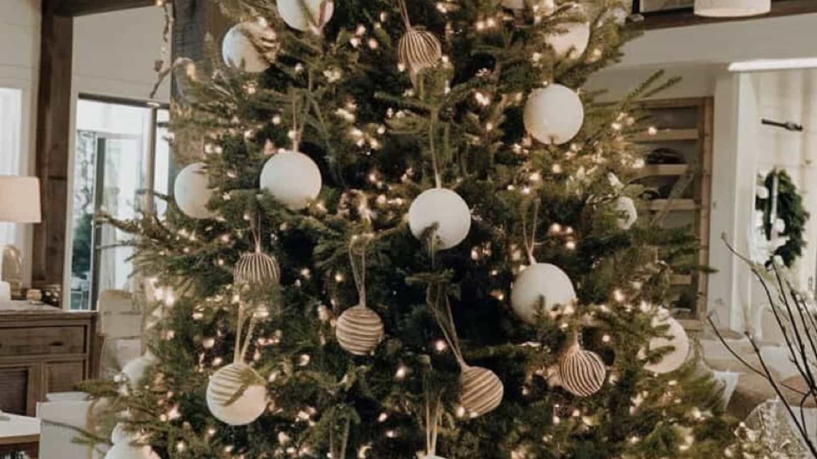 a-photo-of-a-modern-farmhouse-living-room-with-a-l-3kNT8_5NTLy-RybzCRGF0A-gwA5t5ATT9q02sYBr7pEgwneutral holiday decor resized