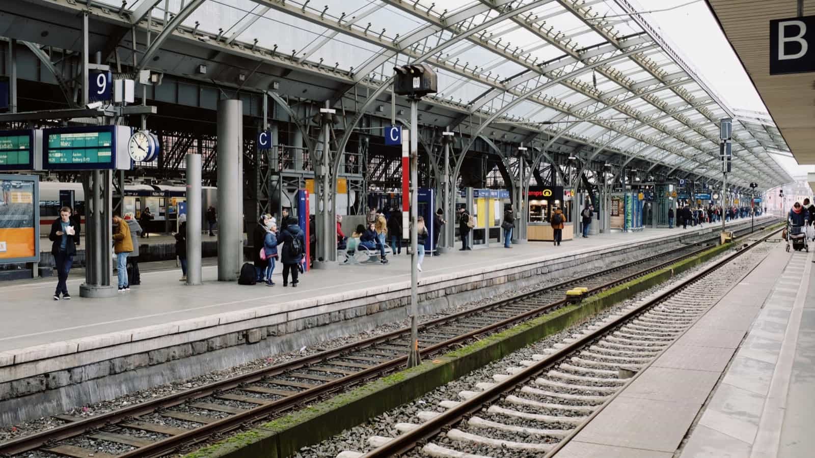 train eurostar pexels-readymade-3921540resized